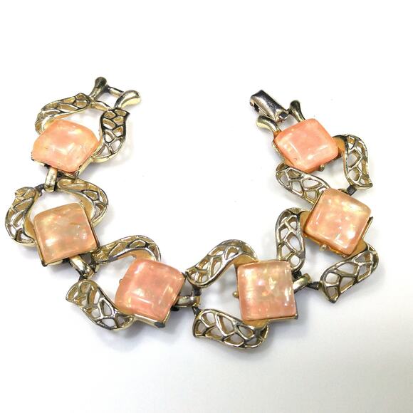 Vintage Coro Lucite Confetti Bracelet, Pink Lucite & Gold Tone Metal, 1950s - Picture 8 of 10